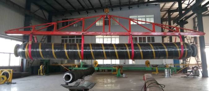 جابجایی شلنگ شناور Floating Hose با جرثقیل سقفی در کارگاه